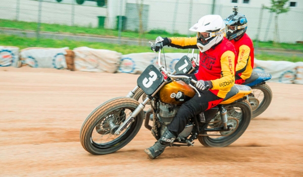 In pista alla "Di Traverso Flat Track School"